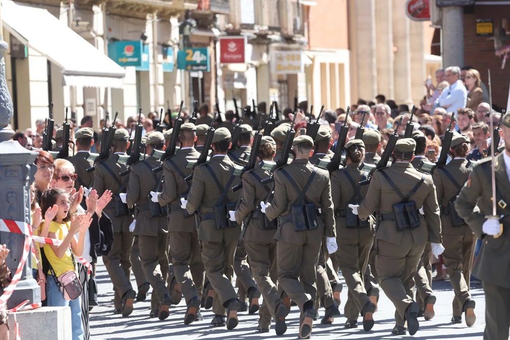 Presentación de la Jura de Bandera Civil en el Patio del Pozo de Medina del Campo. Yaiza Cobos ( REGRESAMOS )